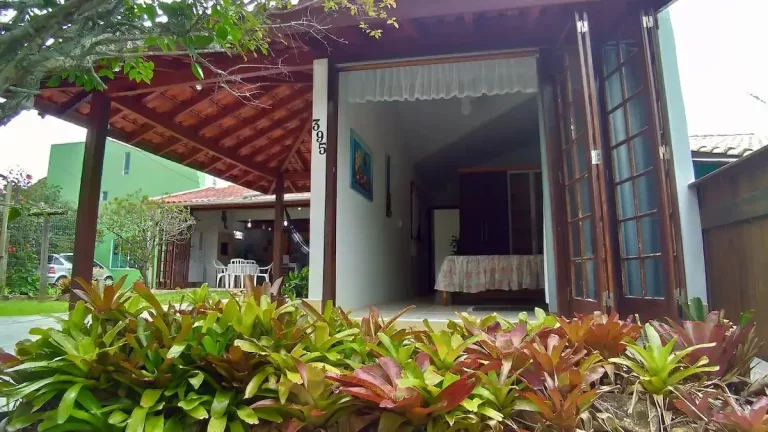 Imagem Casa espaçosa no centro de Garopaba-SC: 4 quartos, 3 salas e localização privilegiada!