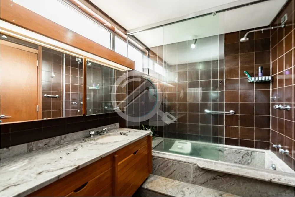 Imagem Excelente Oportunidade para Reforma Amplo apartamento de 232m² localizado na Rua João Abott, no ba...