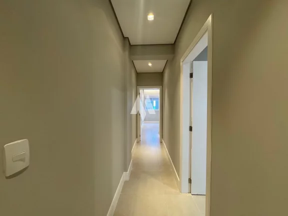 Imagem Apartamento reformado à venda com 3 suítes, na quadra da praia no bairro do Gonzaga em Santos/SP