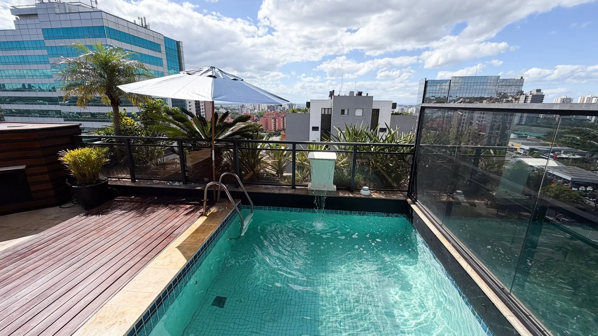 Imagem Vende-se linda cobertura com 3 quartos (1 suíte), 209m², 2 vagas e piscina - Três Figueiras