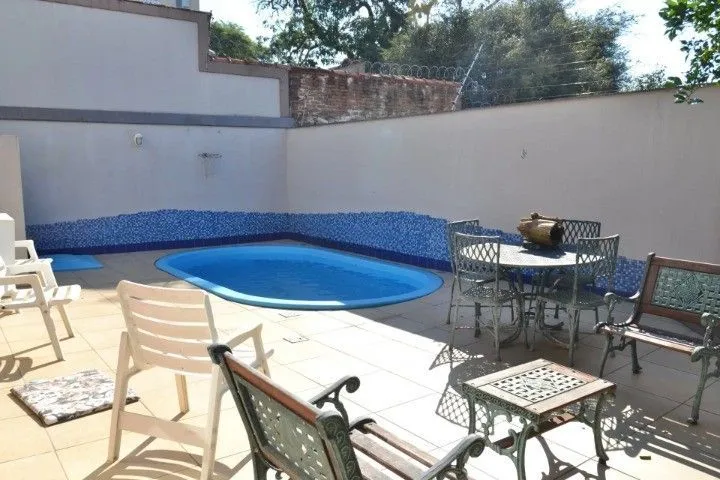 Imagem Casa Comercial e Residencial com 518m² (4 quartos / 5 banheiros / 3 vagas garagem) no Bairro Partenon localizada à meia quadra da Av. Bento Gonçalves.