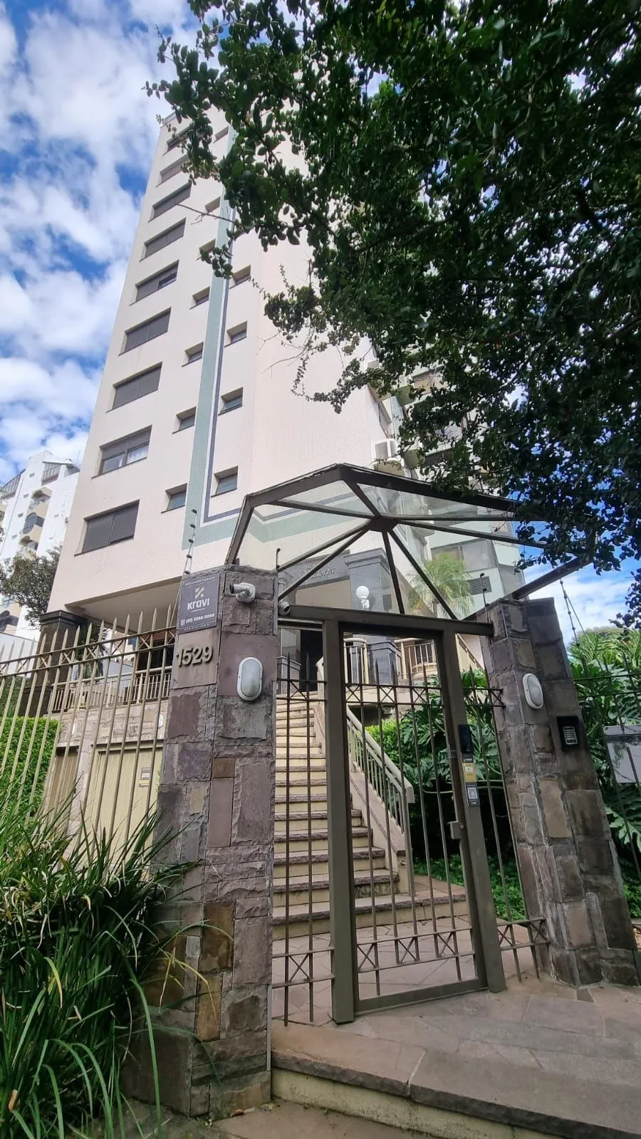 Apartamento 3 dormitórios com dependência, 127m privativos, duas vagas individuais no Bairro Higienópolis