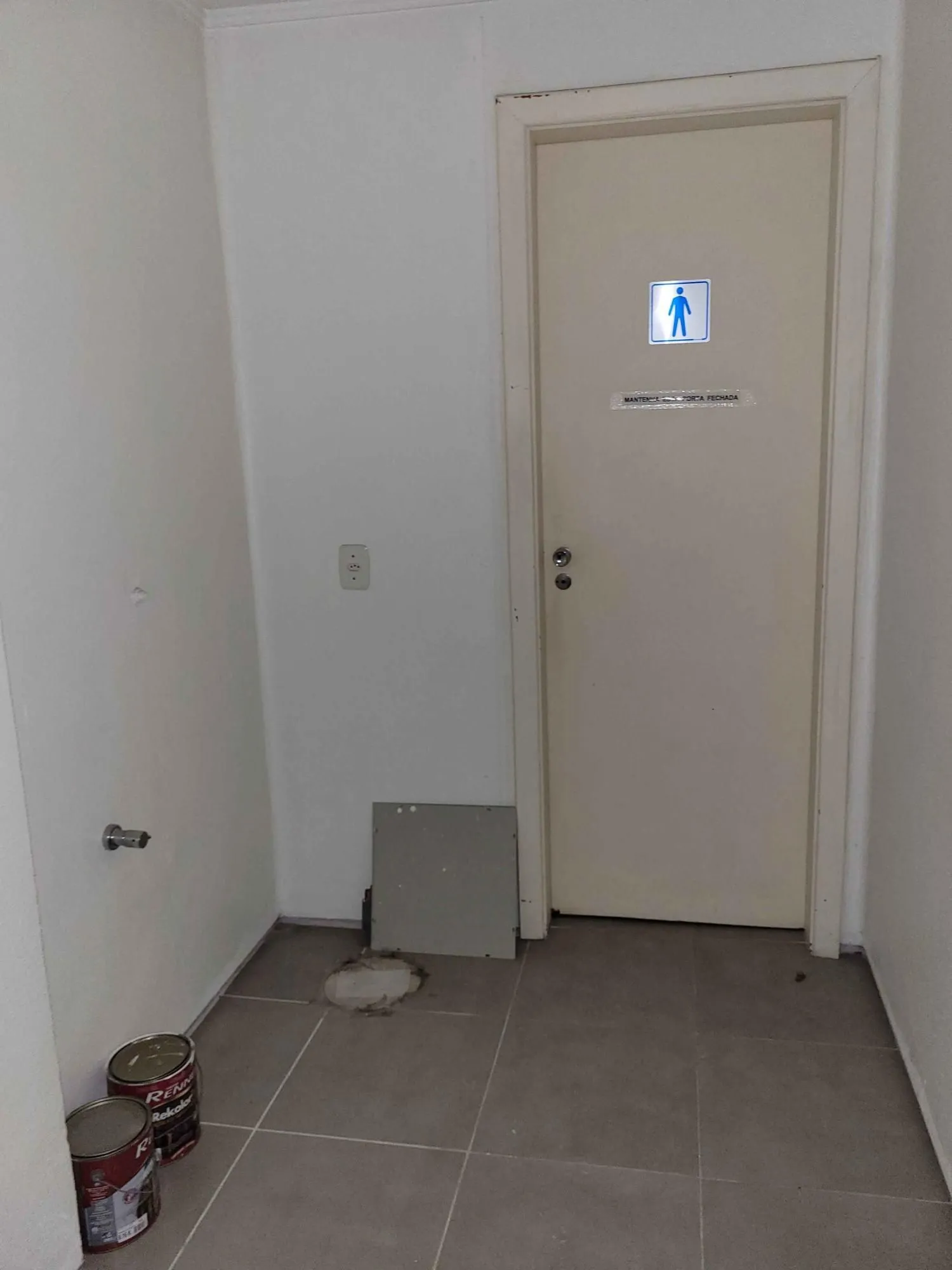 Imagem MÁFFER IMÓVEIS ALUGA CONJUNTO COMERCIAL COM 545M² DE ÁREA PRIVATIVA E 2 VAGAS DE GARAGEM Excelente conjunto comercial, localizado em região estratégica com grande fluxo de veículos e pedestres, ideal para empresas, clínicas, escritórios corporativos ou in