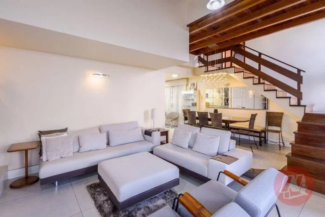 Foto do imóvel Casa de 208 m² com 4 quartos, 3 vagas e piscina.
