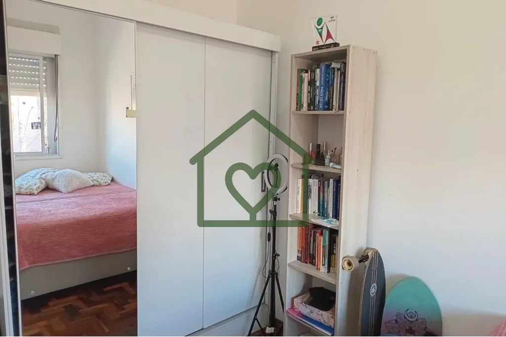 Imagem Descubra o seu novo lar no coração de Porto Alegre, no bairro Camaquã! Este encantador apartament...