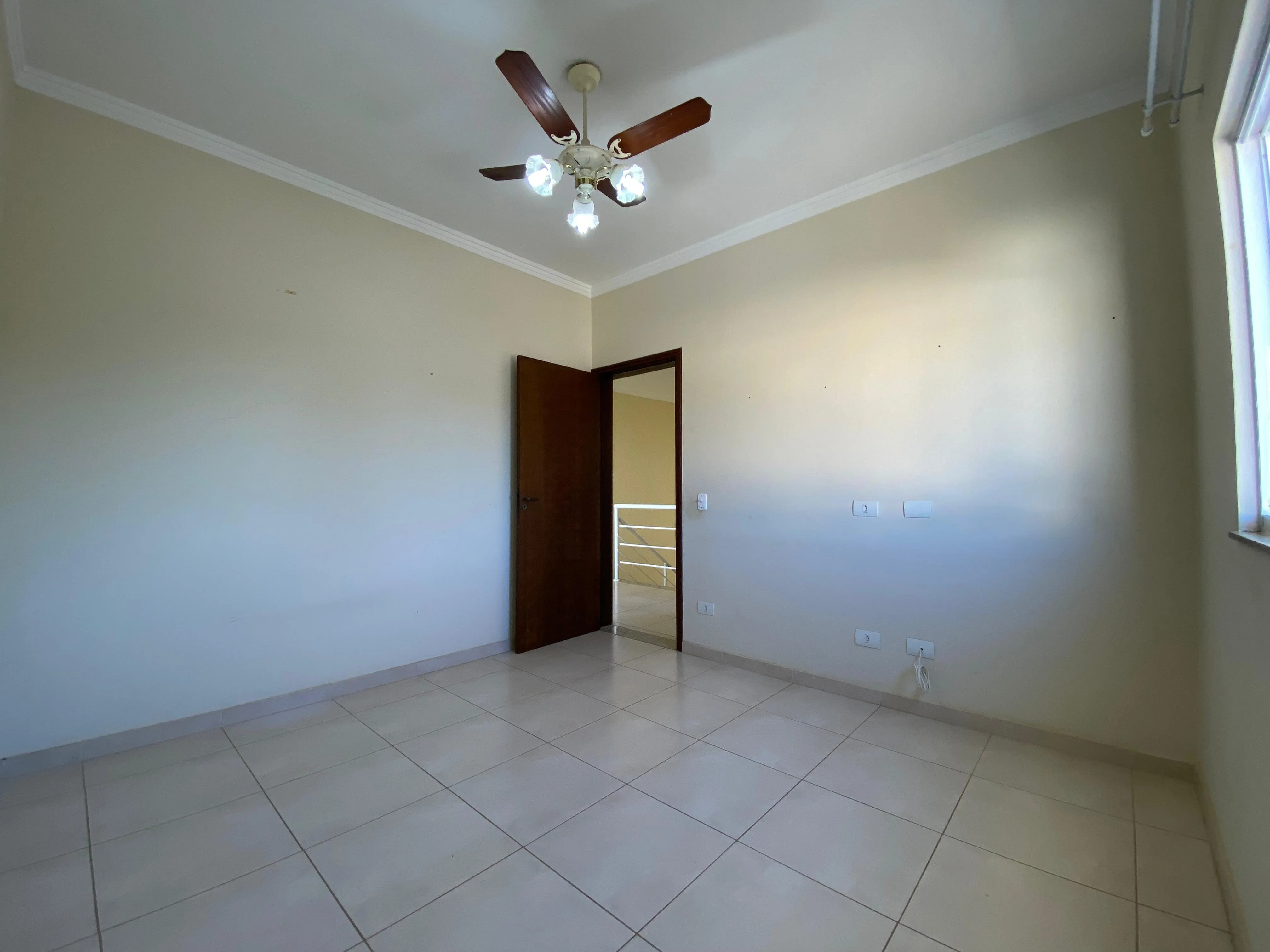 Imagem Excelente Oportunidade, Casa de 347M² de 3 Dormitórios sendo 1 Suíte Master à 10min. do Parque Campolim