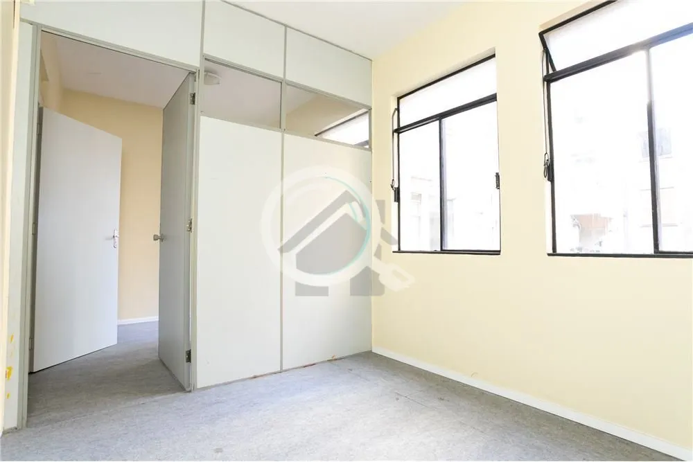 Imagem Descubra a combinação perfeita de praticidade e tranquilidade nesta sala comercial localizada no c...