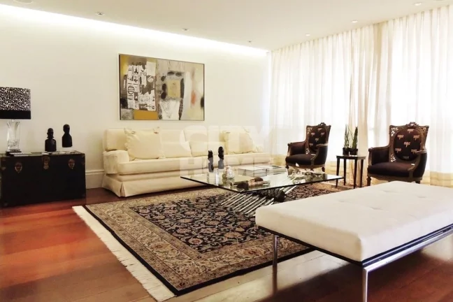 Imagem Apartamento de 346m² com ambientes amplos, e agradável varanda. Reformado com luxo e requinte. Sã...
