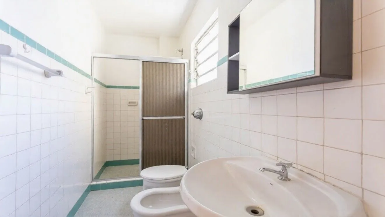 Imagem Apartamento de 1 quarto à venda no Edifício Britânia na Avenida Independência em Porto Alegre - 45,24 m² Privativos e Portaria 24h
