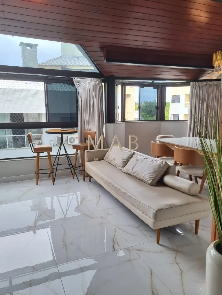 Imagem TRIPLEX FRENTE MAR NA PRAIA DOS INGLESES | FLORIANÓPOLIS Existem imóveis bonitos? E existem imóveis que despertam desejo no primeiro olhar.