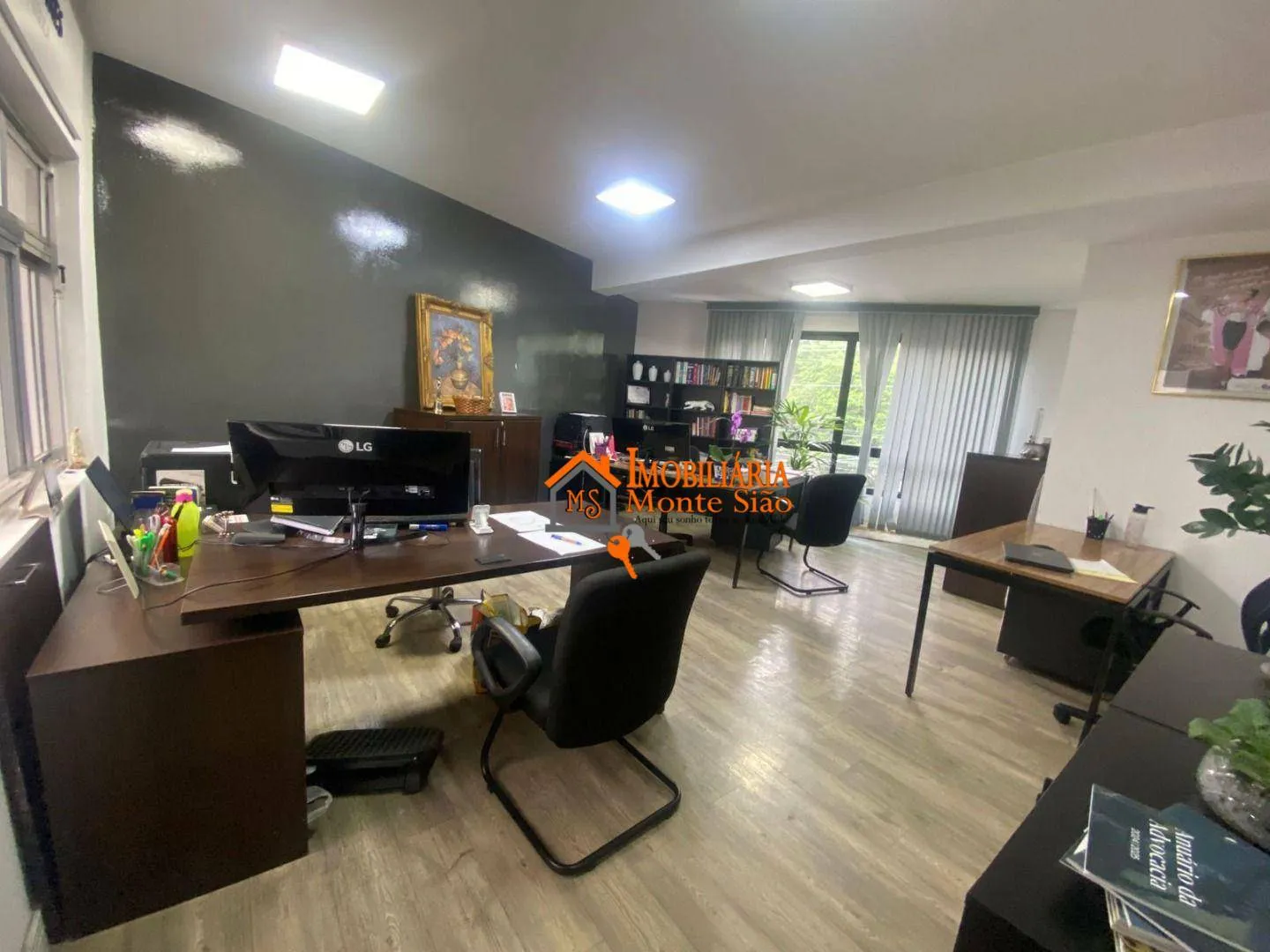 Imagem Excelente Prédio Comercial com 11 Salas e Auditório - A 3 Minutos do Bosque Maia!