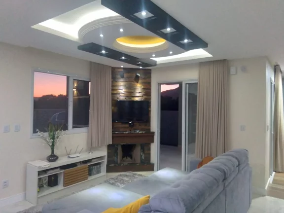 Imagem Casa de Alto Padrão em Garopaba-SC: 3 Dorms, Piscina, 275m², Próx. ao Centro e Praias