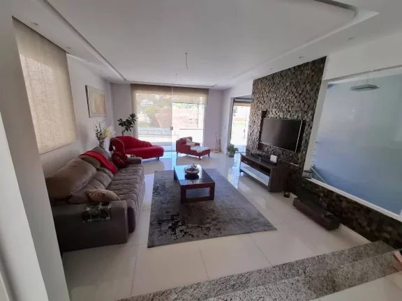 Imagem Vendo esta espetacular casa em Nova Friburgo. Próximo ao centro.