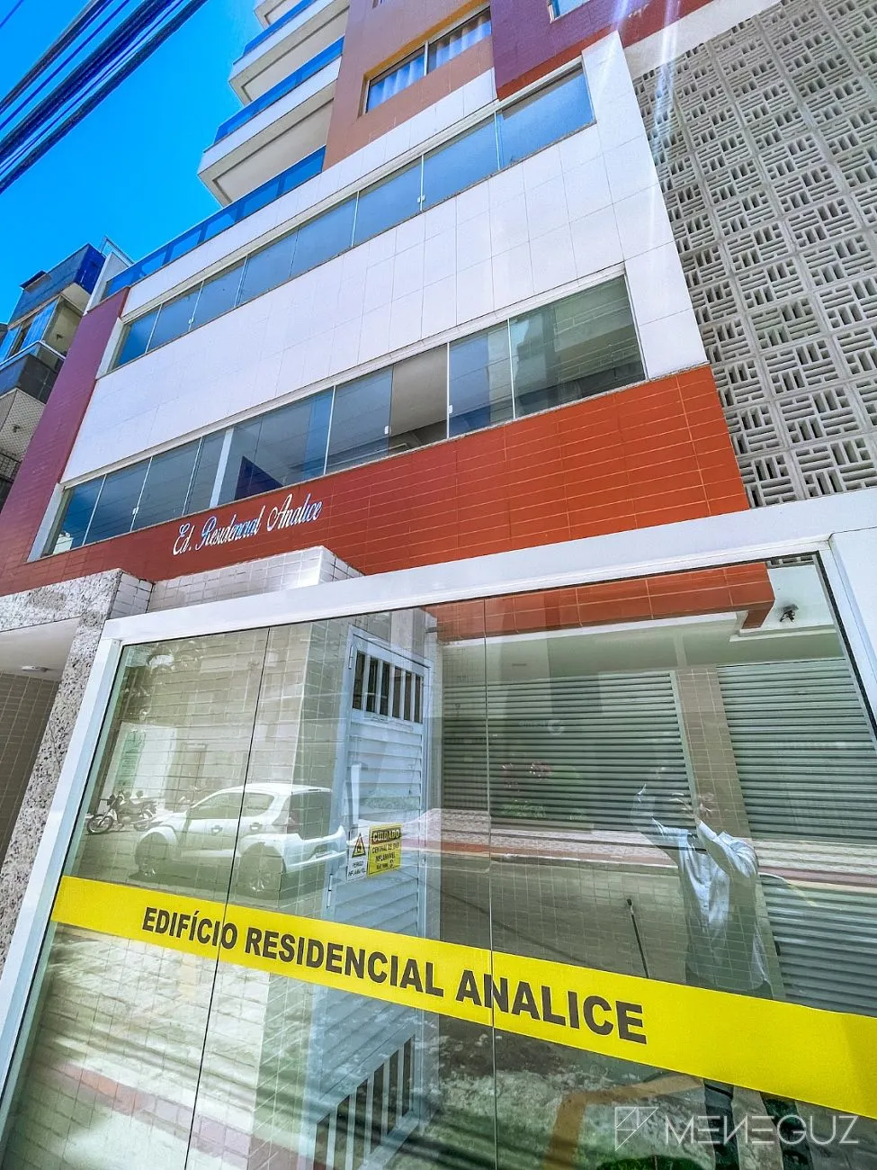 Imagem Apartamento com dois quartos, sendo duas suítes a venda na Praia do Morro, em Guarapari, a duas quadras do mar