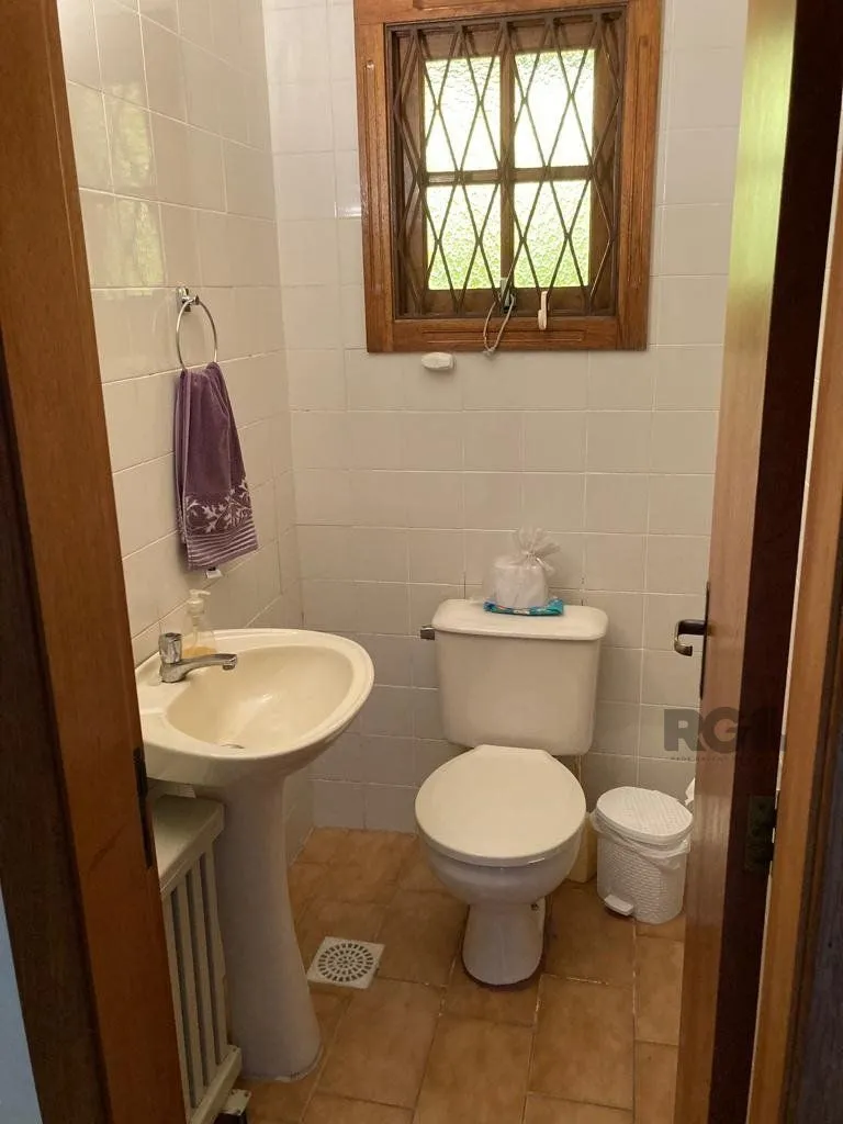 Imagem Casa 253m², 3 suítes, pátio, churrasqueira e vaga de garagem para 4 carros no bairro Nonoai