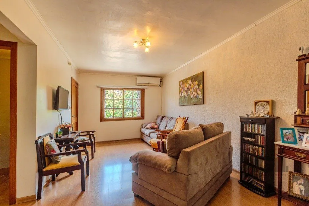 Imagem Casa 253m², 3 suítes, pátio, churrasqueira e vaga de garagem para 4 carros no bairro Nonoai