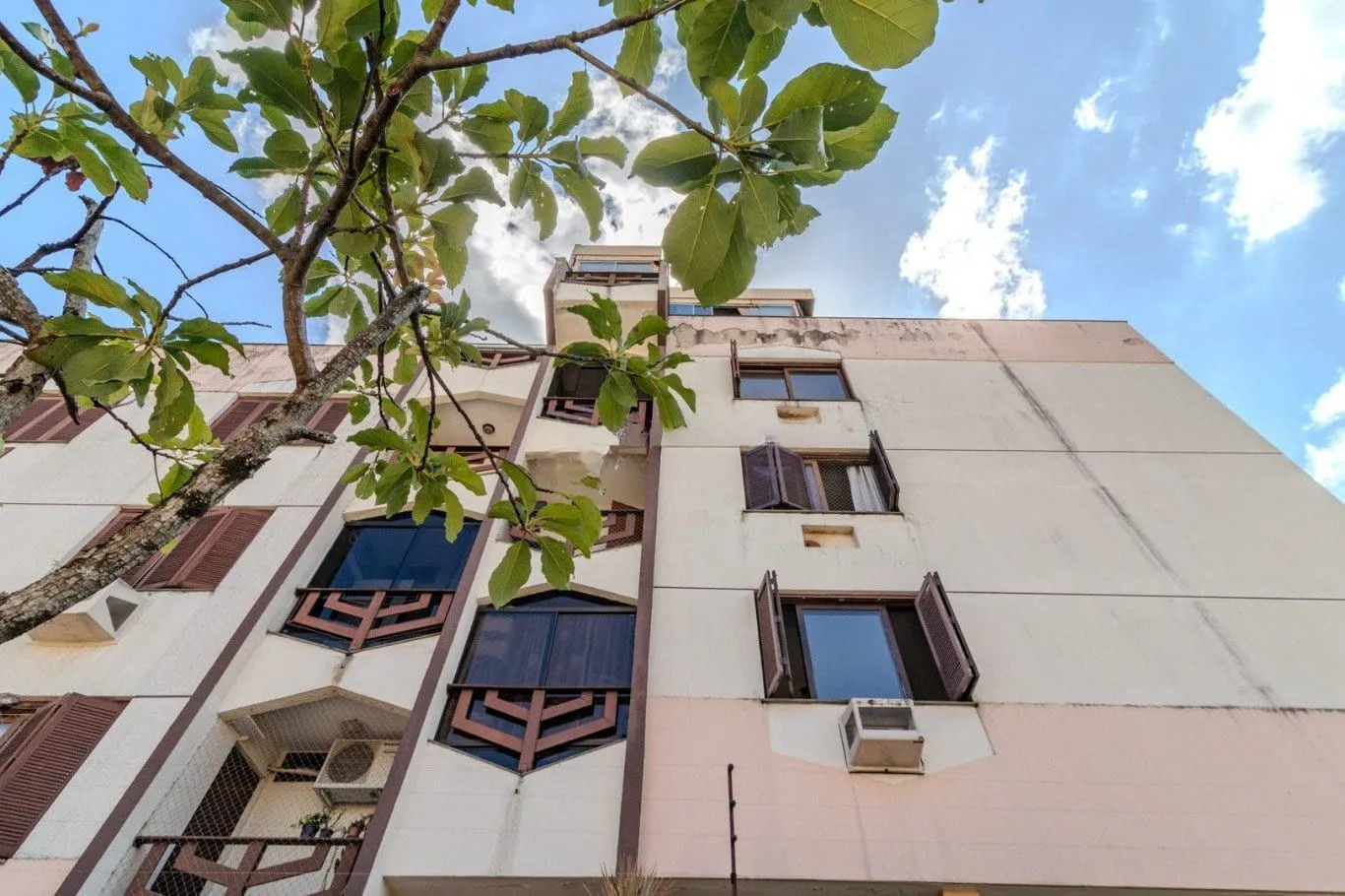 Imagem Apartamento de 2 dormitórios à venda em Vila Ipiranga, Porto Alegre.