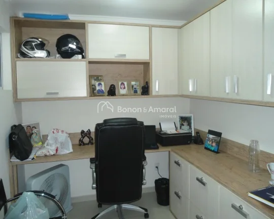 Imagem Encante-se com esta linda casa de acabamento impecável, localizada em um dos melhores condomínios ...