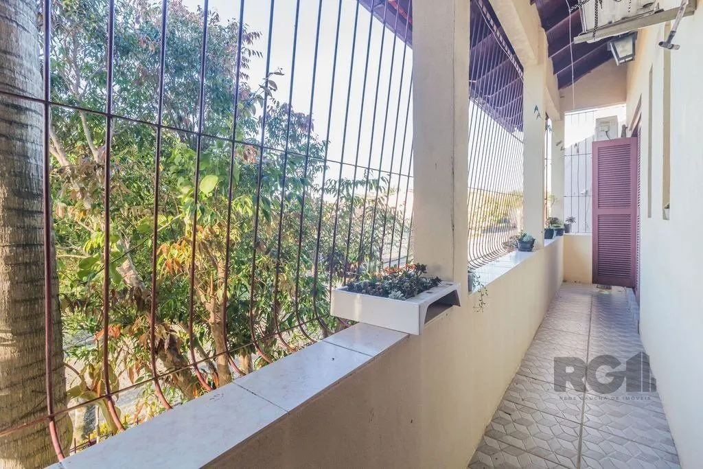 Imagem Sobrado de 215m² - 4 dormitórios, 5 vagas no bairro Passo das Pedras