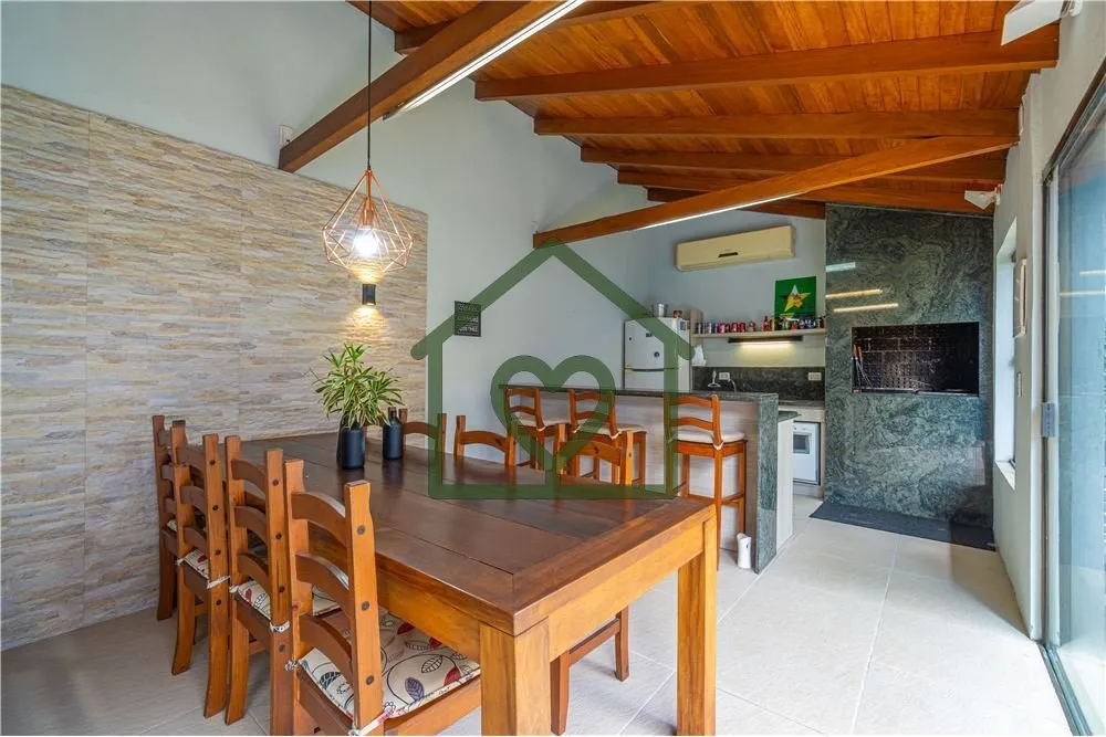 Imagem Casa com 4 dormitórios (1 suíte com closet), sacada em todos os quartos, estar íntimo com lareira...