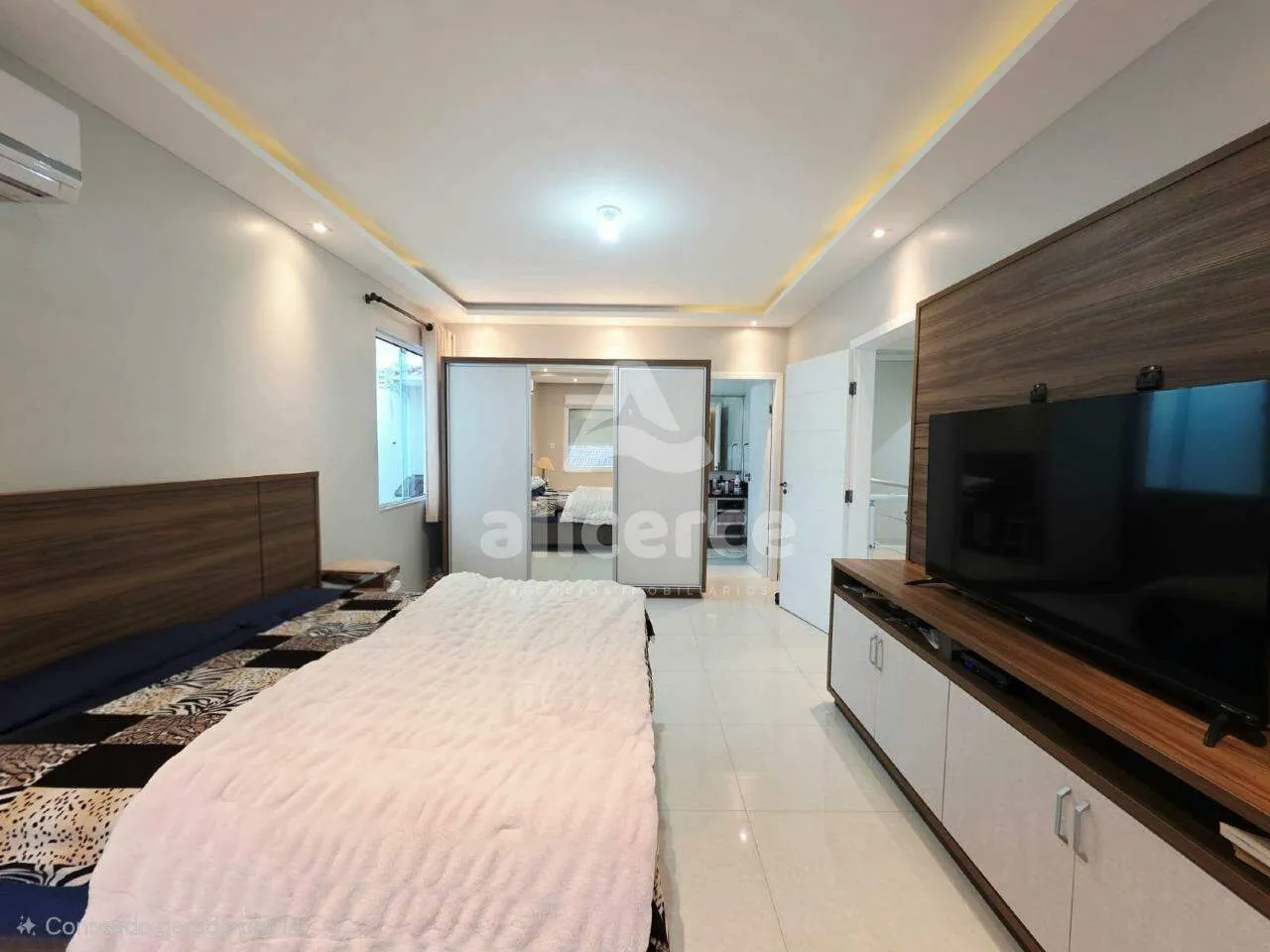 Imagem Casa Alto `Padrão a 1 quadra da Beira-Mar Continental | 3 Dormitórios I 4 Vagas de Garagens I Piscina no bairro Estreito - Florianópolis/SC