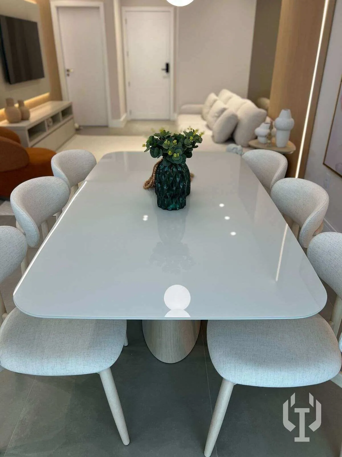 Imagem Showroom mobiliado e decorado com 3 suítes na Meia Praia