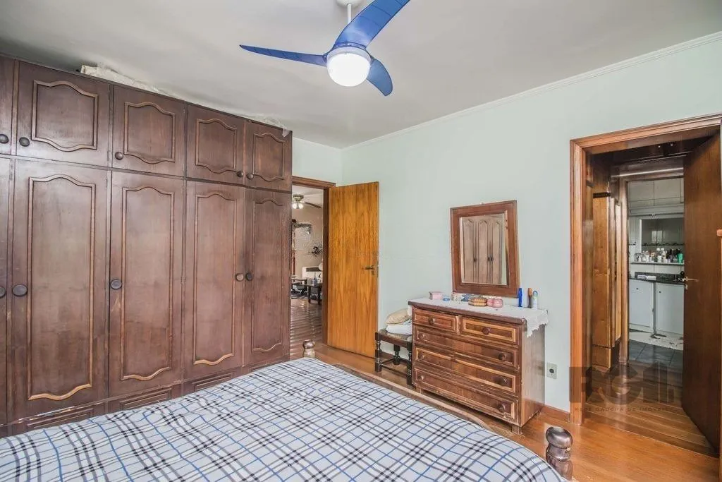 Imagem Casa de 329m² - 4 dormitórios, 1 suíte, 6 vagas no bairro Vila Jardim