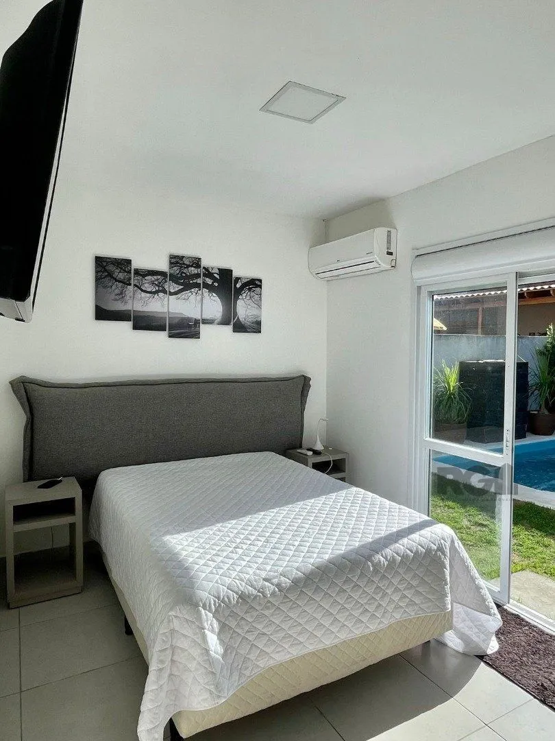 Imagem CASA COM 4 DORMITORIOS SUITE , A 3 QUADRAS DO MAR !!