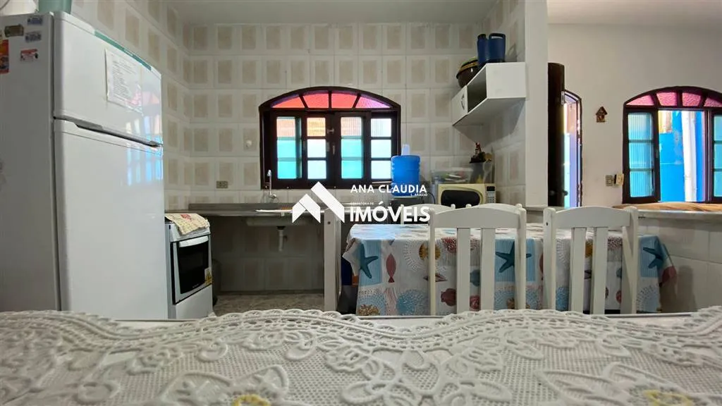 Imagem Casa na praia de Mongaguá a venda, 80 metros da Marginal.