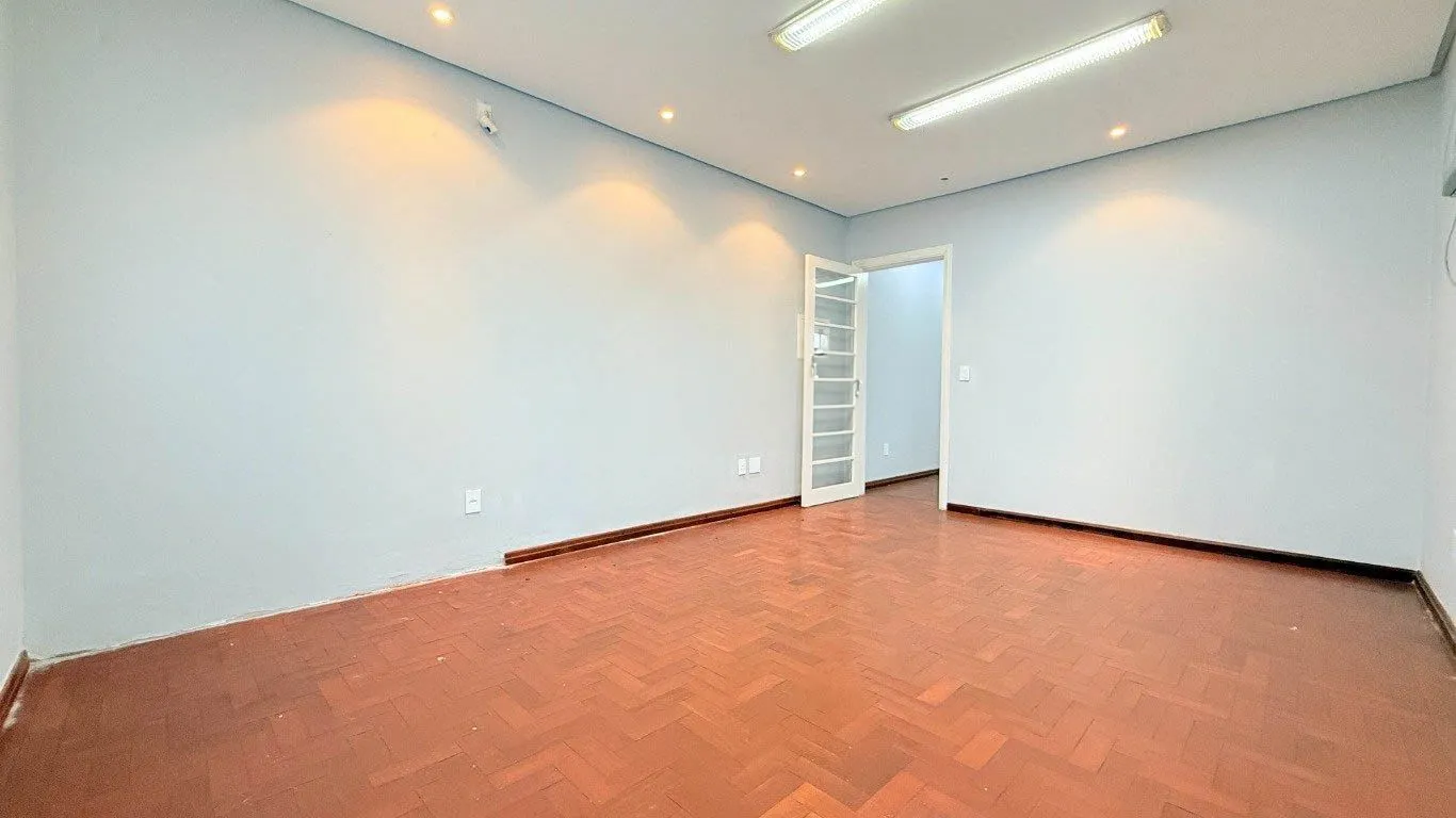 Imagem CASA 230m² 5 QUARTOS/SALAS, 3 VAGAS DE GARAGEM - USO RESIDENCIAL OU COMERCIAL