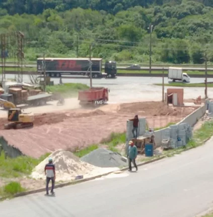 Imagem Galpão com 800m² para locação em Itapecerica da Serra.