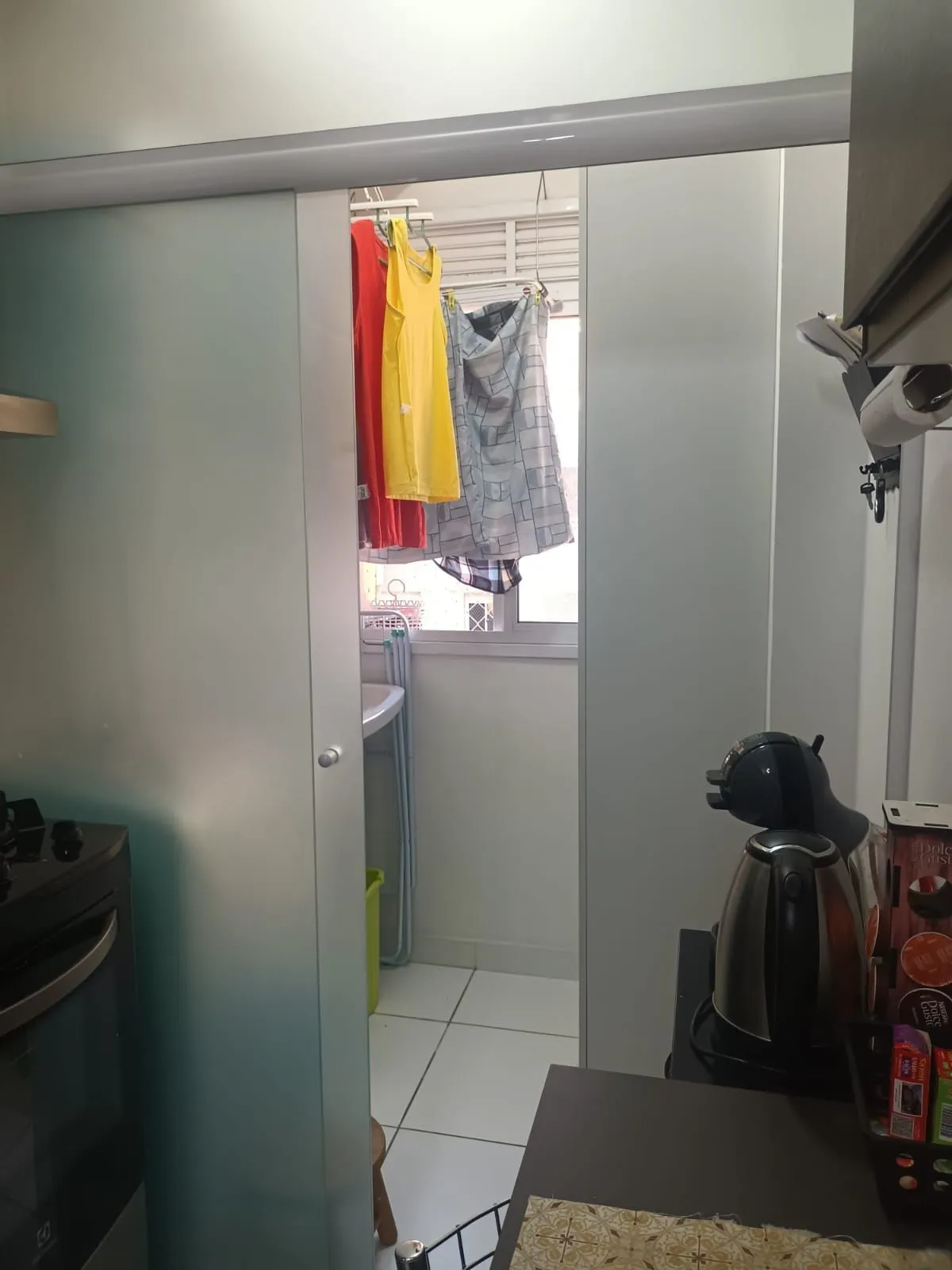 Imagem Apartamento de 3 dormitórios com living estendido, semi mobiliado, suíte e churrasqueira.