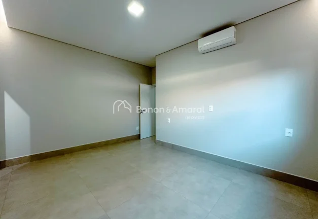 Imagem Casa térrea nova à venda com 3 quartos sendo 3 suítes, todas com armários planejados, ar condici...
