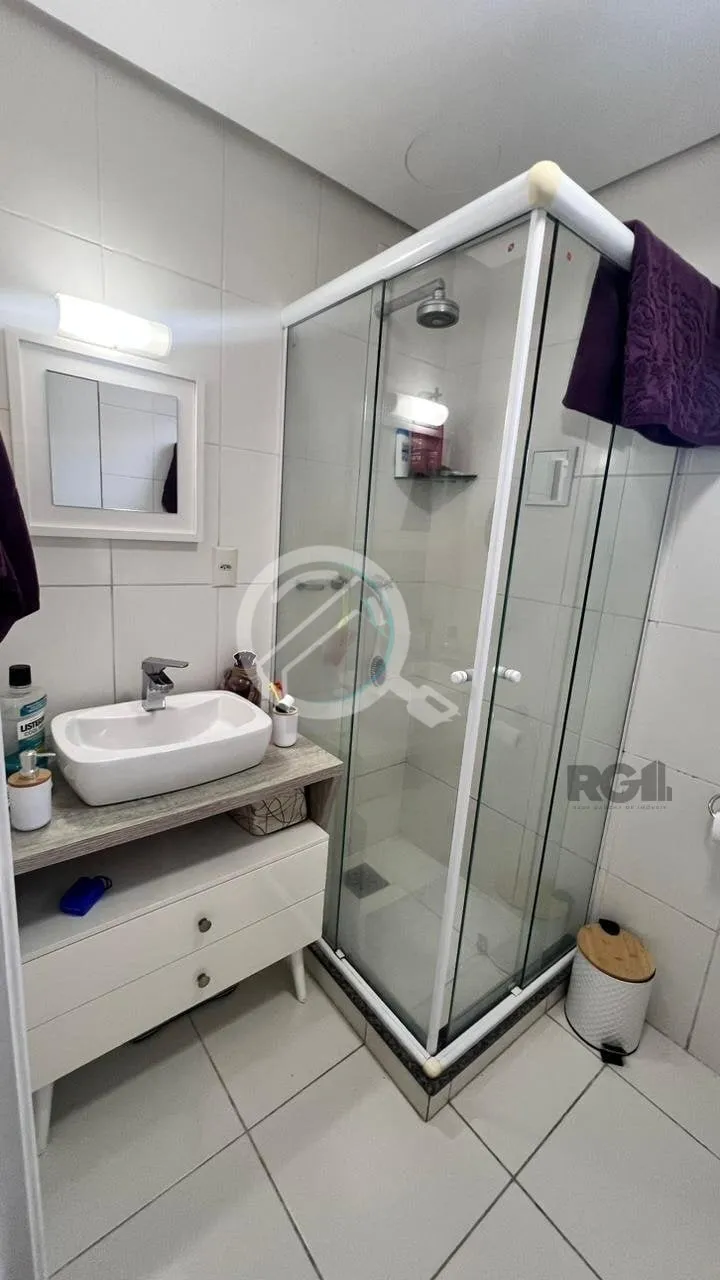 Imagem Apartamento de um dormitório localizado no charmoso Bairro Menino Deus, apresenta-se semi-mobiliado...