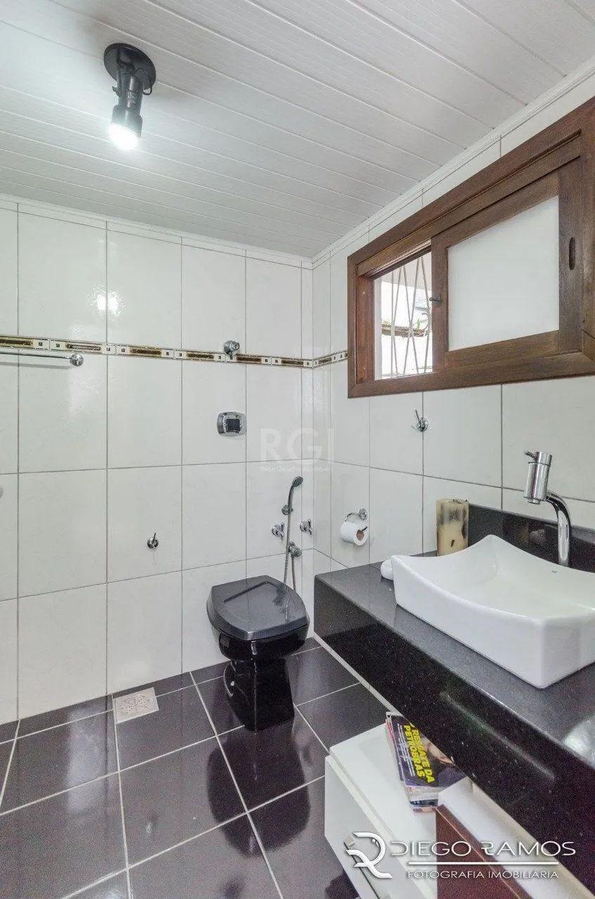 Imagem Casa para Venda - 216m², 4 dormitórios, sendo 1 suites, 4 vagas - Menino Deus