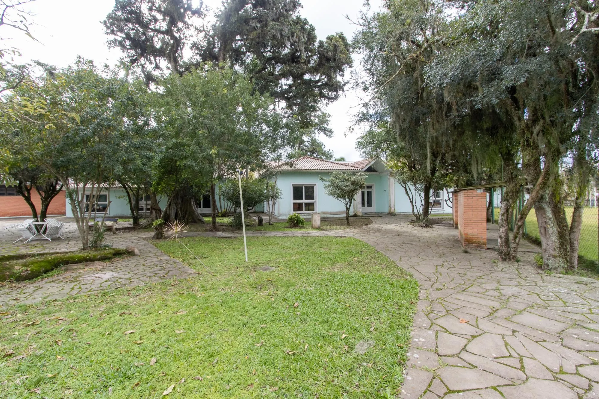 Imagem Terreno com edificações para múltiplos negócios lucrativos.
