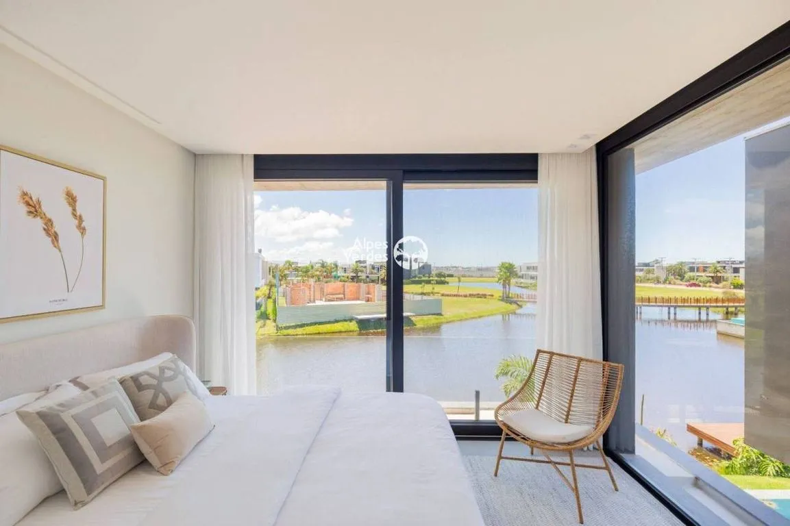 Imagem Vende-se casa prox ao centro de Xangri-lá - 6 Quartos- Valor R$7.950.000,00