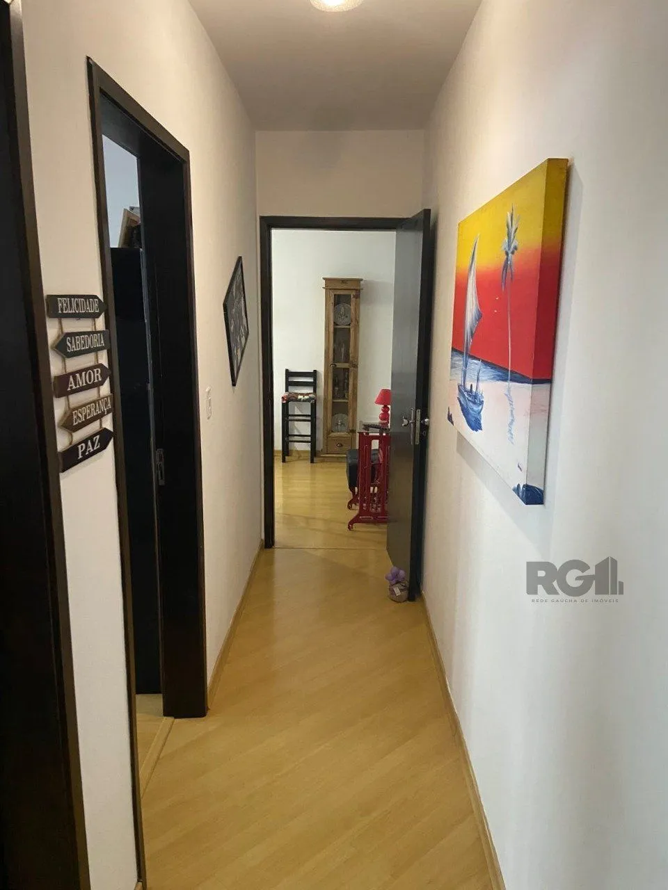 Imagem Apartamento de 2 dormitórios, sala, cozinha, banheiro, área de serviço com vaga de garagem escriturada e coberta