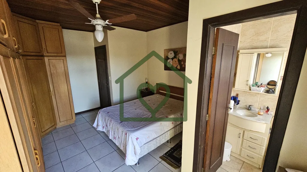 Imagem Casa no Bairro Santo Antônio com 167 m², 4 Dormitórios e 2 Suítes em Rua Tranquila 
Localizada n...