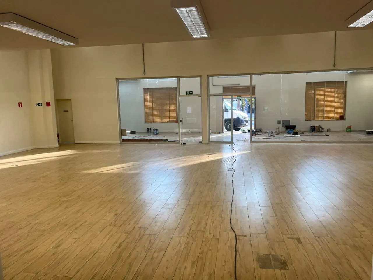 Imagem Salão Comercial com 1 Sala, 10 Banheiros e 30 Vagas de Garagem em Sorocaba-SP, Bairro Wanel Ville: Oportunidade Imperdível!