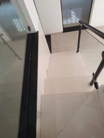 Imagem VENDA DE CASA NO JORDANÓPOLIS, EM ARUJÁ/ SP, 150M², c/ 3 dorm, sendo 2 suítes, 3 salas, cozinha, escritório, lavanderia e 4 vagas p/ auto. CONSULTE-