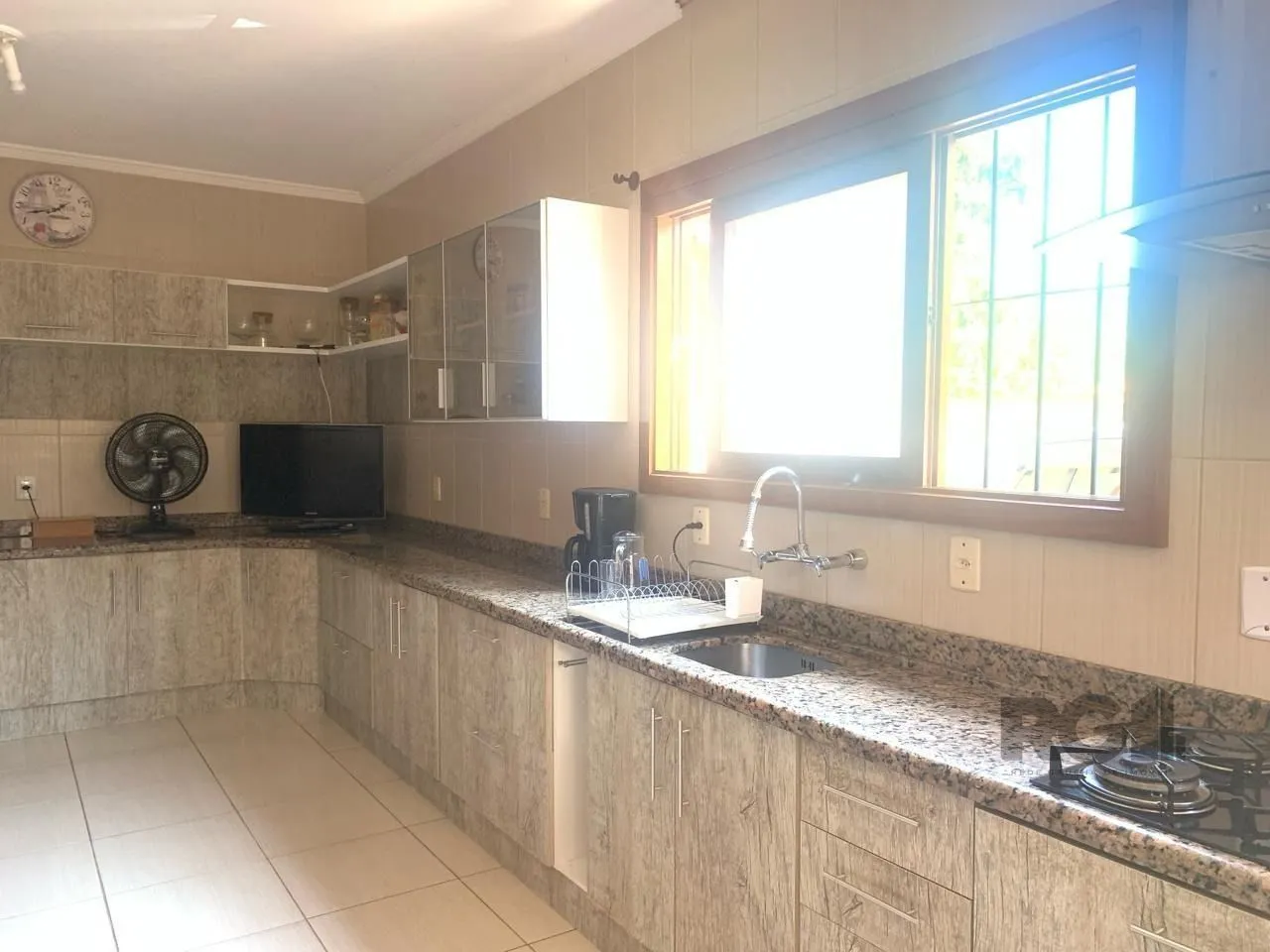 Imagem Casa com 3 quartos, 1 suíte, 3 vagas e 182m² para vender por R$ 890.000