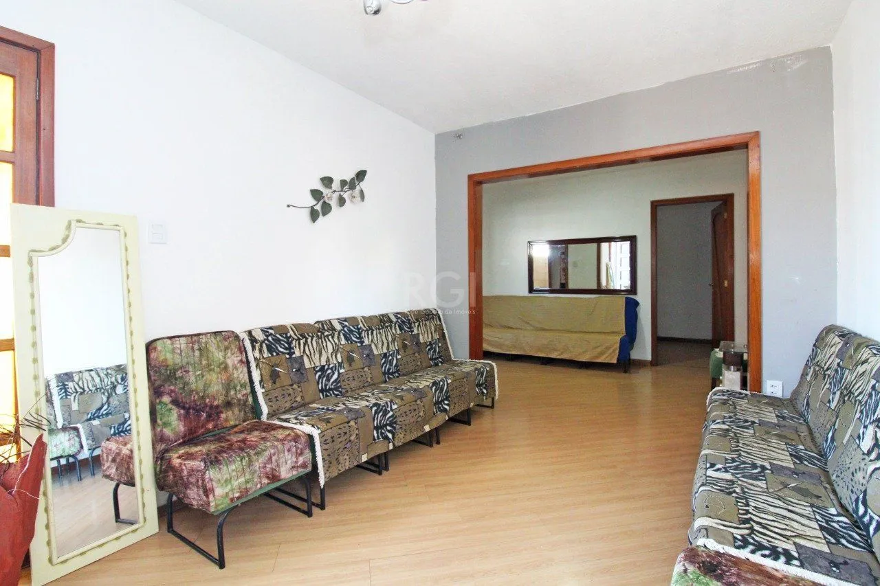 Imagem Casa 5 dormitórios, 1 suíte, 2 vagas de garagem, no bairro Camaquã, Poa/RS.