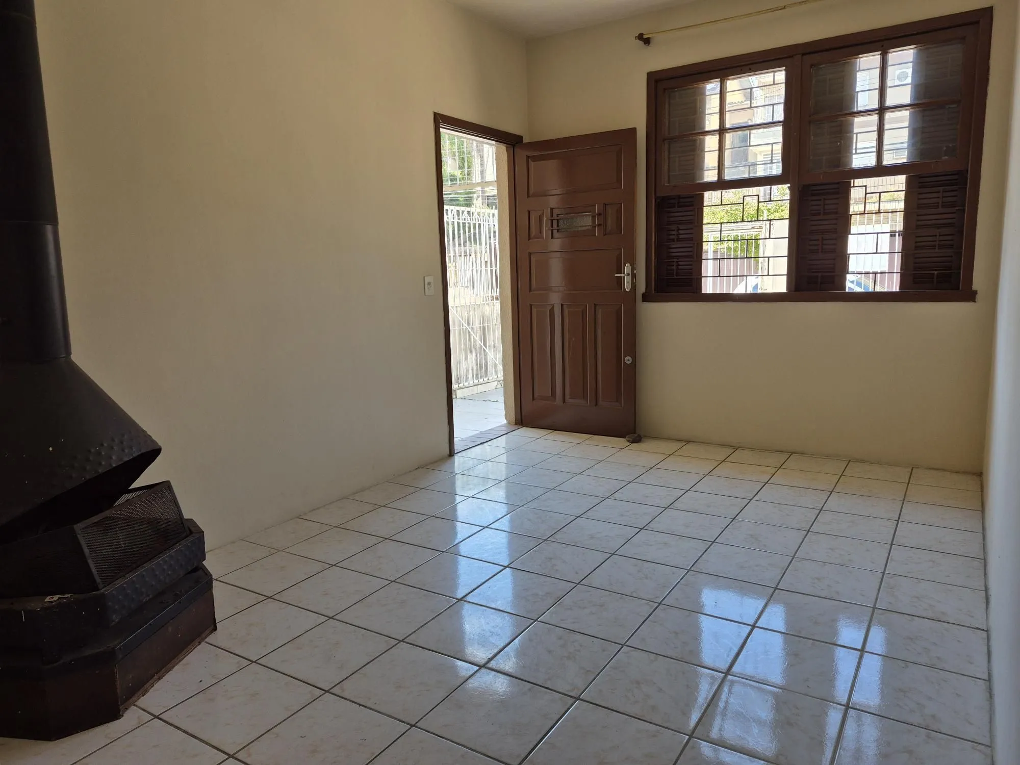 Imagem Casa Residencial de 4 Quartos com Piscina e Churrasqueira em Porto Alegre