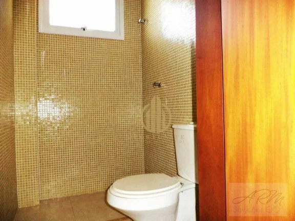 Imagem Sobrado com 3 suítes, escritório e piscina.