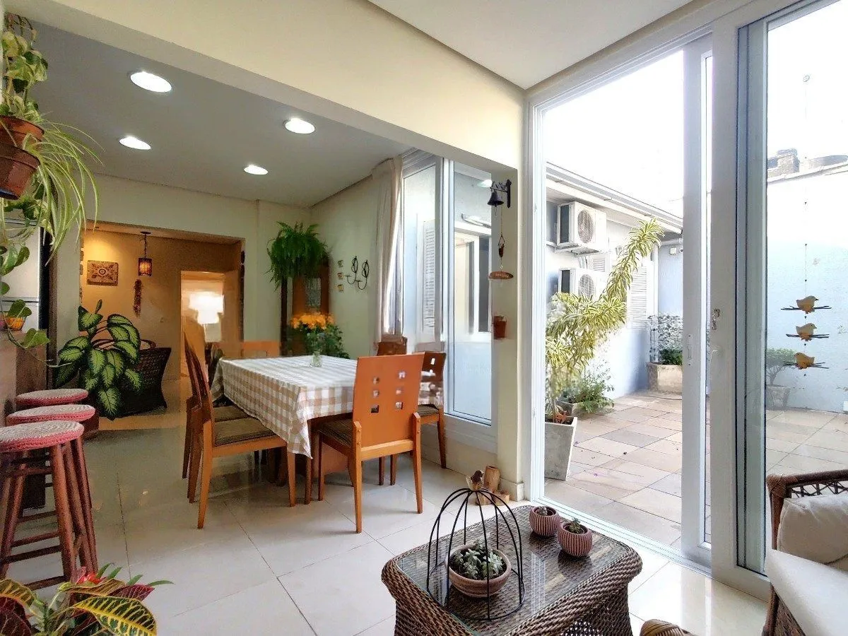 Imagem Casa com 4 dormitórios, espaço gourmet e terraço na Zona Norte de Porto Alegre