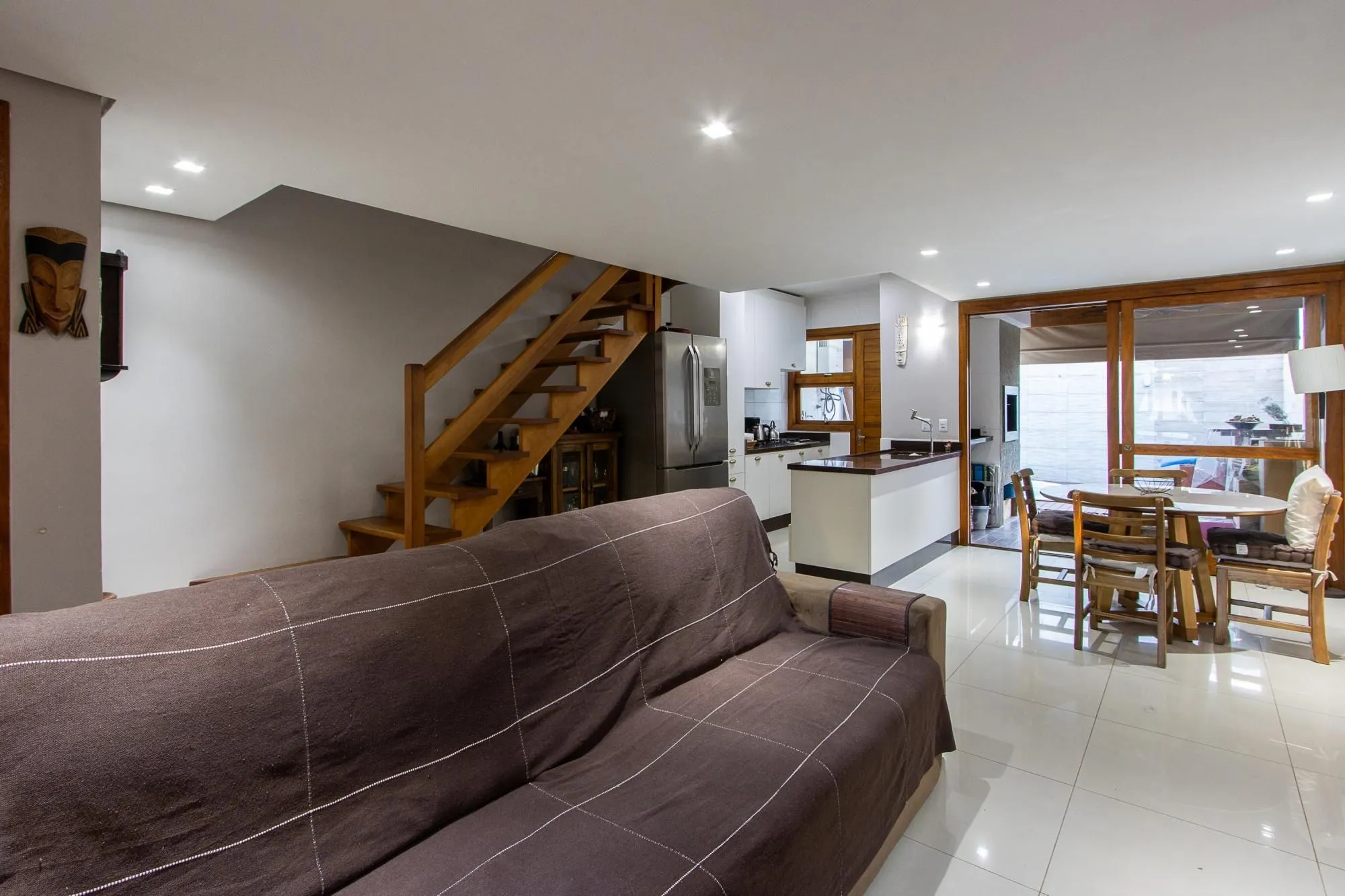 Imagem Casa de condomínio, 3 quartos, 1 suíte, piscina e 2 vagas de garagem;
