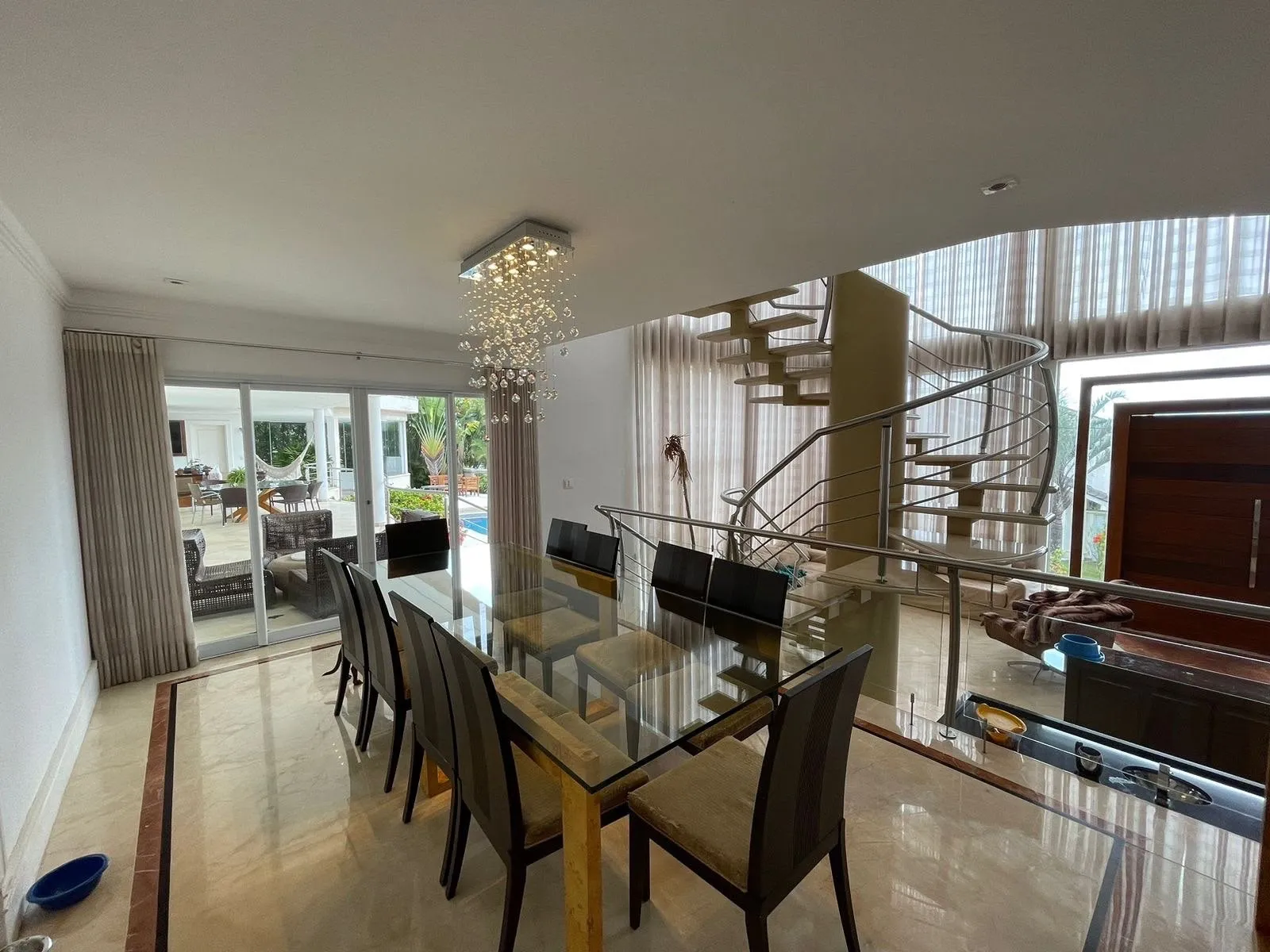 Imagem Casa de luxo à venda no Valville 2, Alphaville, 647 m², 4 suítes, piscina, 2 lotes, pé-direito duplo e lazer completo.
