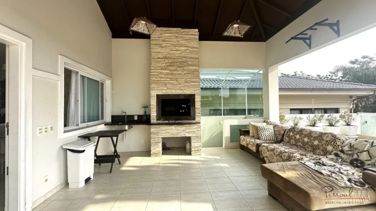 Imagem Belíssima casa totalmente mobiliada de alto padrão com 3 suítes, sendo 1 suíte master com banhei...