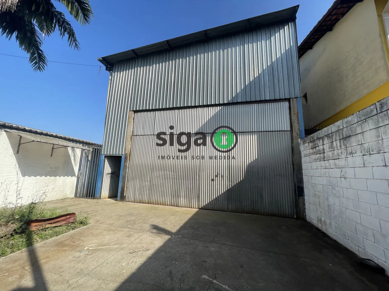 Imagem Galpão Industrial à Venda - 450 m² de Área Construída - ZC - Zona Comercial - ZEUP